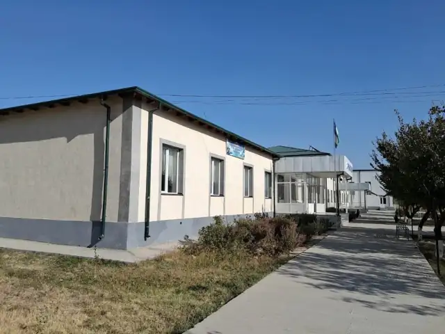 Maktab binosi va hovli